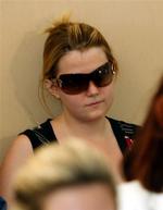 Natashca Kampusch til et pressemøde, hvor moderen Brigitte Sirny-Kampusch præsenterer en bog om årene uden datteren. 