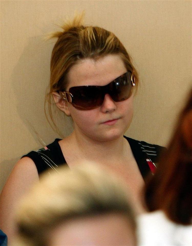 Natashca Kampusch til et pressemøde, hvor moderen Brigitte Sirny-Kampusch præsenterer en bog om årene uden datteren. 