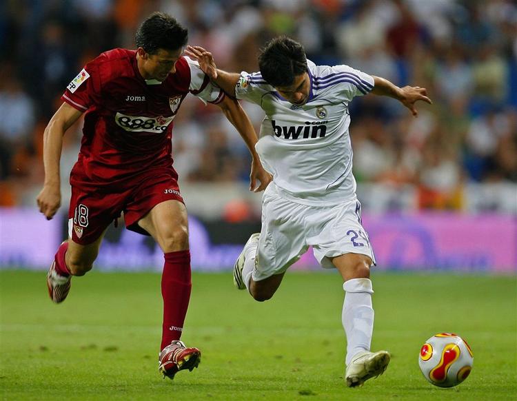 Real Madrids Saviola kæmper om bolden med Sevillas Marti. Sevilla ydmygede mesterklubben i årets første cup. 