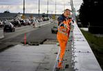 En udbedring af vejnettet og forbedring af offentlig service kan betyde flere folk i arbejde, end en skattelettelse vil give. 