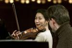 Radiosymfoniorkesterets koncertmester Soo-Jin Hong spillede vidunderligt i Glasunovs svulstige 'Raymonda'. 