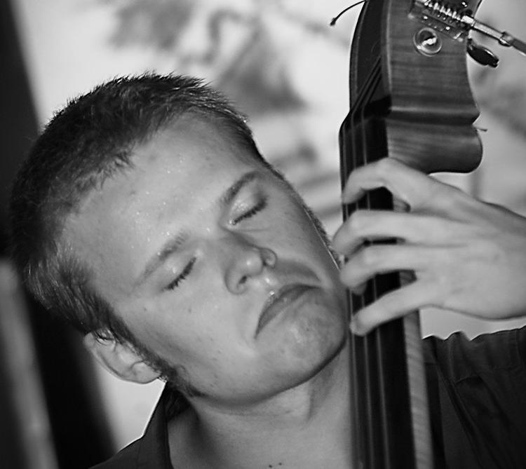 Jacob Venndt behersker et væld af instrumenter. Her masserer han gulvbassen og  vinder Jazzforbundets talentkonkurrence i 2001. 