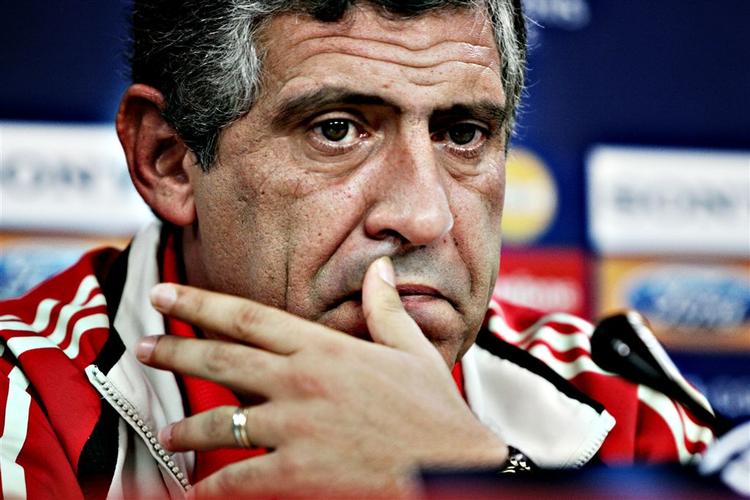 Fernando Santos er fortid i Benfica og flere portugisiske medier har spanieren Juan Antonio Camacho som favorit til at overtage det ledige job. 