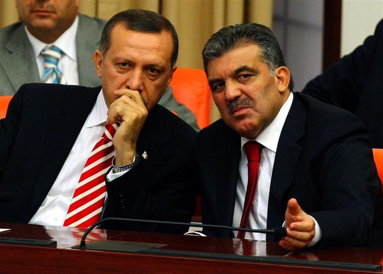 Om igen. Regeringschefen Recep Tayyip Erdogan (tv) må konstatere, at regeringens kandidat til præsidentposten Abdullah Gül (th) i dag ikke fik stemmer nok. 