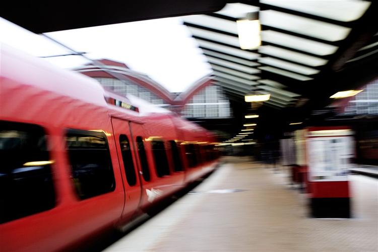 En kortslutning klokken tre i nat satte lørdagens S-togsdrift ud af funktion indtil ved 12-tiden. 