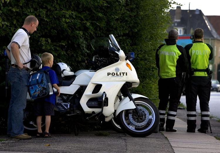 Færdselspolitiet kontrollerer forældrer.Dichmann Deistler kom gående med sin far og havde god tid til at studere den flotte motorcykel. Billedet er fra 2005. 