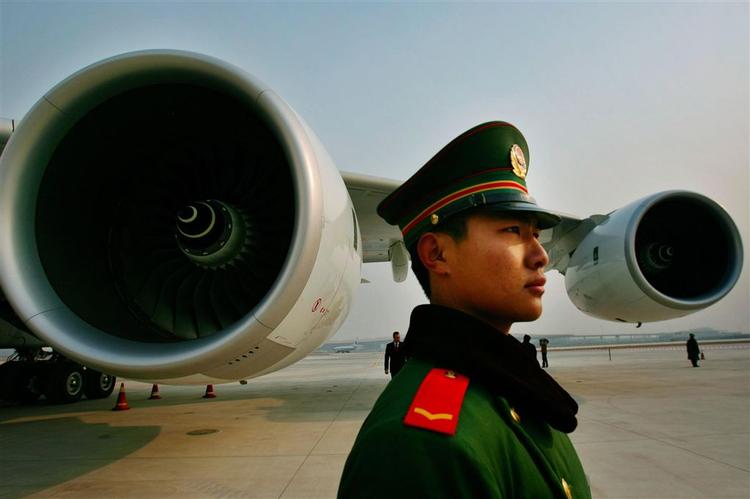 En super Airbus under bevogtning i Beijings lufthavn. 