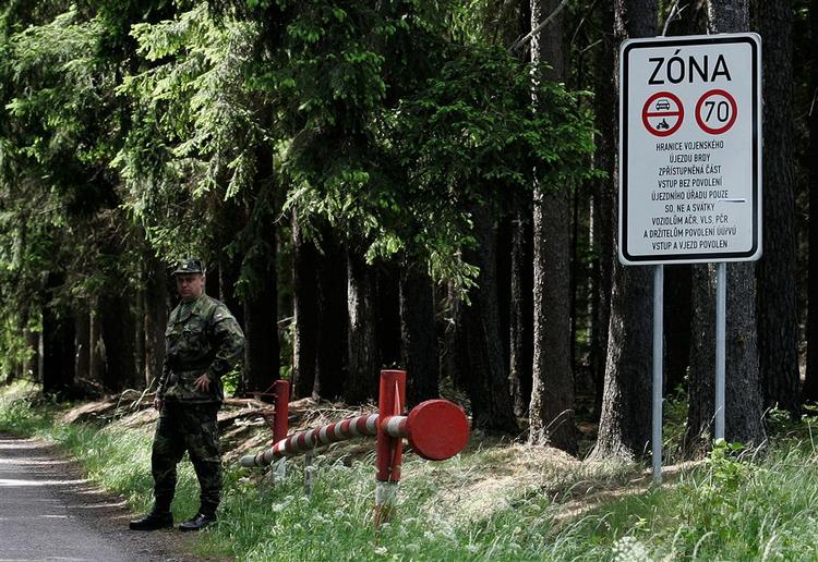 Soldat bevogter indkørsel til Brdy-lejren, hvor USA gerne vil have lov at anlægge en radarstation. 
