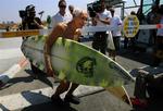 Her er han så: 86-årige Dorian Paskowitz, der er i Gaza for at fremme verdensfreden - og hjælpe de palæstinensiske surfere. 