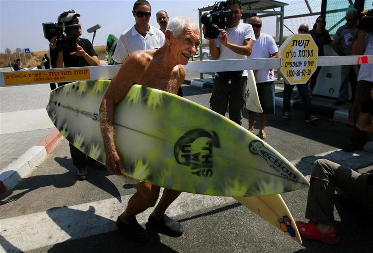 Her er han så: 86-årige Dorian Paskowitz, der er i Gaza for at fremme verdensfreden - og hjælpe de palæstinensiske surfere. 