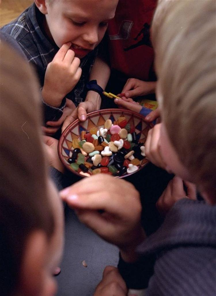 I weekenden spiser og drikker børn og unge mere sukker end på hverdage. 