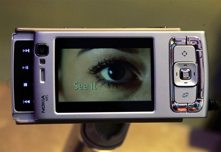 Nokias N95 mobiltelefon med GPS fik ret så dårlige anmeldelser i Politiken, da den kom frem tidligere på året. Alligevel repræsenterer den en tendens: Enhederne smelter sammen. 
