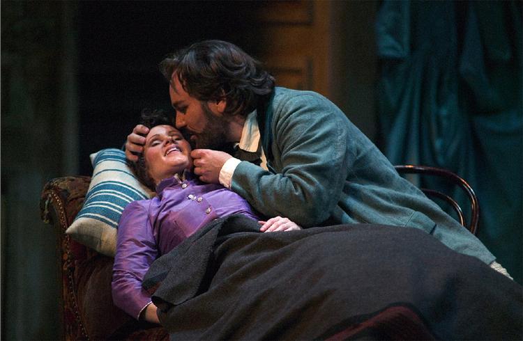 Niels Jørgen Riis som Rodolfo og Ylva Kihlberg som Mimi i sæsonens bedst sælgende forestilling på Det Kgl. Teater, 'La Bohème'. Foto: Det Kongelige Teater 