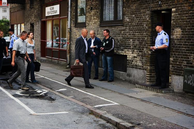 Vicestatsadvokat Anders Riisager ankommer til lejligheden på Norgesgade på Amager. 