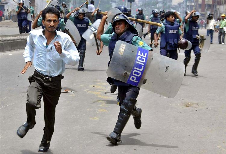 Uropoliti slår hårdt til mod demonstranter nær universitetsområdet i hovedstaden Dhaka. 