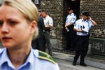 Politiet foran opgang i Norgesagde efter at to betjente blev angrebet under fogedforretning. 