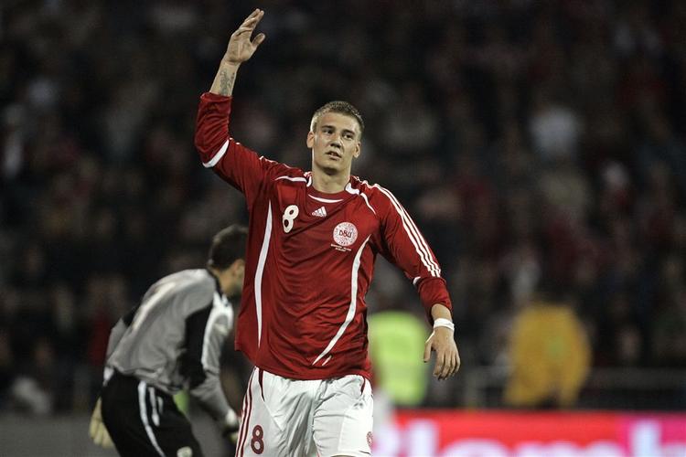Bendtner havde ingen stor aften i Århus. To gange headede han kuglen på opstanderen i helt frie positioner, og i andre sammenhænge så den unge dansker kluntet ud. 
