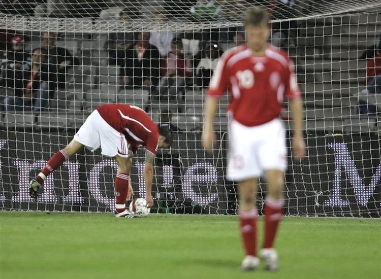 Daniel Agger og Jesper Grønkjær får hård kritik for indsatsen mod Irland onsdag aften. 