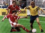 Tomas Brolin scorede det fjerde mål, da Sverige i 1991 vandt 4-0 over Danmark, men et år senere var Johnny Mølby (forrest) og Kim Vilfort europamestre. Foto: Pressens Bild 