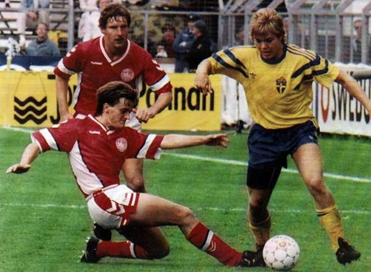 Tomas Brolin scorede det fjerde mål, da Sverige i 1991 vandt 4-0 over Danmark, men et år senere var Johnny Mølby (forrest) og Kim Vilfort europamestre. Foto: Pressens Bild 