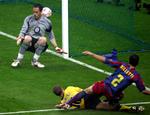 Juliano Belletti scorer på Arsenals målmand Manuel Almunia i CL-finalen 2006. 