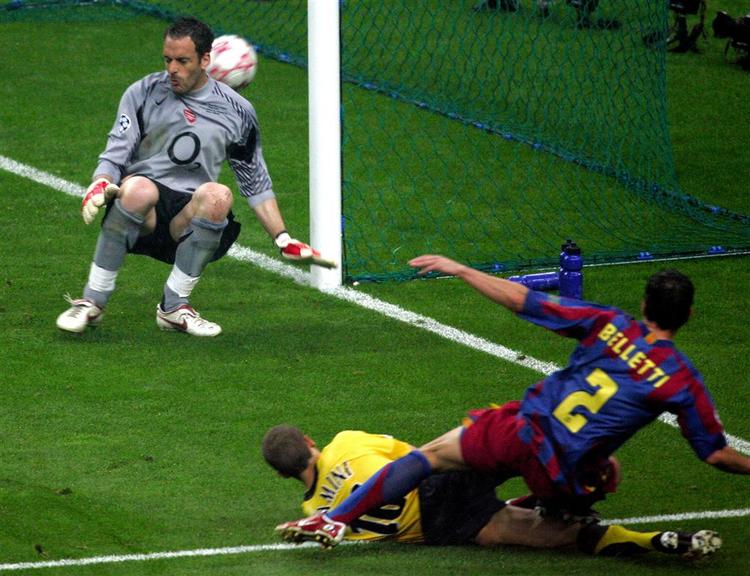 Juliano Belletti scorer på Arsenals målmand Manuel Almunia i CL-finalen 2006. 