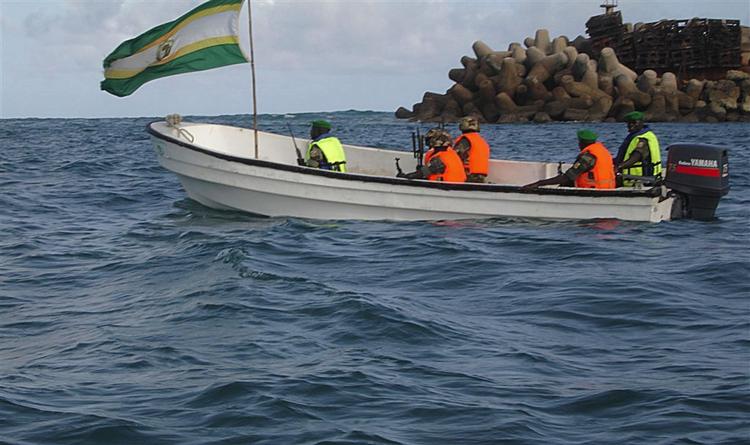 Soldater fra den afrikanske unions fredsstyrke holder øje med sørøvere ud for hovedstaden Mogadishu. 