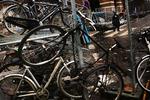 Omkring 100.000 mennesker cykler hver dag på arbejde alene i København, anslår man. Men der er kun 40.000 parkeringspladser til jernhestene. 