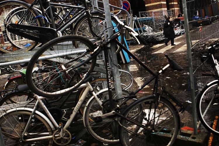 Omkring 100.000 mennesker cykler hver dag på arbejde alene i København, anslår man. Men der er kun 40.000 parkeringspladser til jernhestene. 