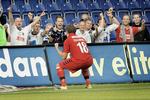 Mike Tullberg har scoret sejrsmålet for AGF mod Brøndby i dommerens tillægstid og fejrer målet sammen med de tilrejsende AGF-fans. 