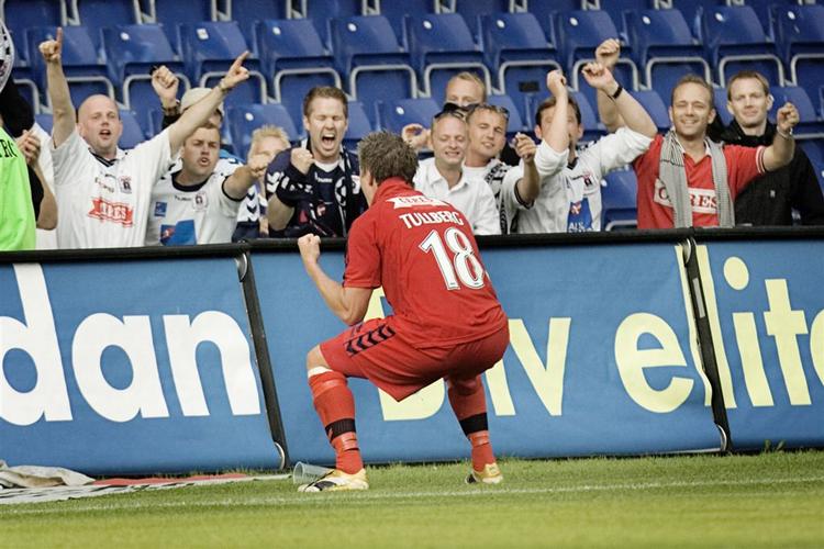 Mike Tullberg har scoret sejrsmålet for AGF mod Brøndby i dommerens tillægstid og fejrer målet sammen med de tilrejsende AGF-fans. 