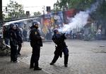 Politi i aktion på Christiania efter nedrivningen af den såkaldte 'Cigarkassen'. 