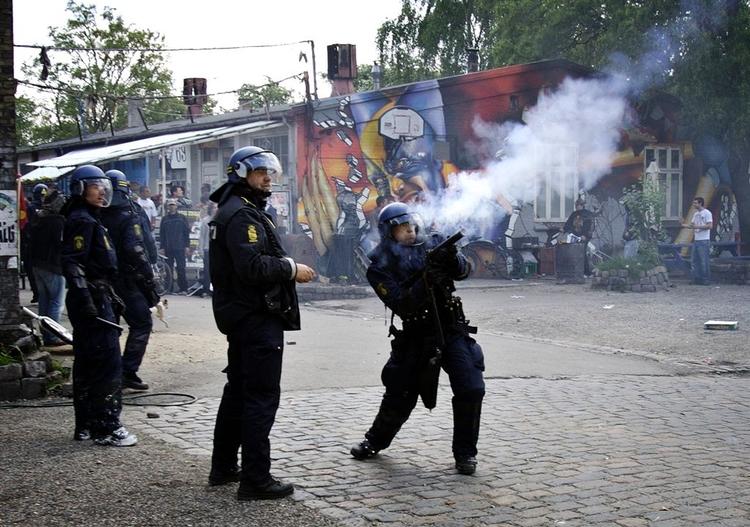 Politi i aktion på Christiania efter nedrivningen af den såkaldte 'Cigarkassen'. 