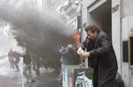 Clive Owen spiller Bureaukraten Theo i den sorte science fiction 'Children of Men'. 