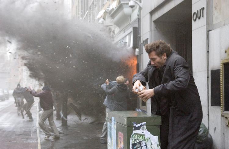 Clive Owen spiller Bureaukraten Theo i den sorte science fiction 'Children of Men'. 