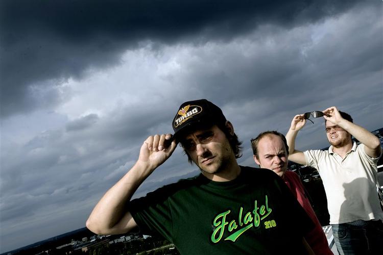 Simon Kvamm (forrest), Esben Pretzmann og Rune Tolsgaard er fra næste måned tilbage på DR2 som Drengene fra Angora. 