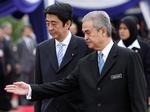 Malaysias regeringschef Abdullah Badawi (th) tog i dag imod sin japanske kollega Shinzo Abe. Inden da lukkede Badawi lige en avis. Kun for en måned. 