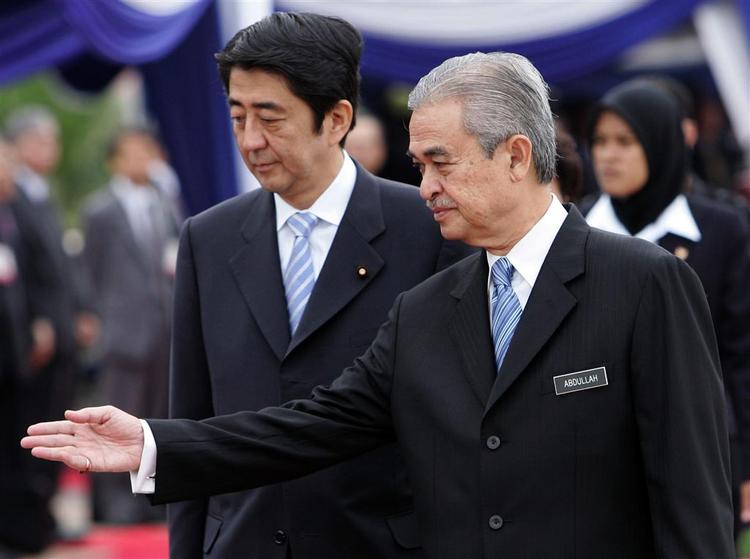 Malaysias regeringschef Abdullah Badawi (th) tog i dag imod sin japanske kollega Shinzo Abe. Inden da lukkede Badawi lige en avis. Kun for en måned. 
