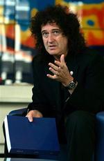 Queen-guitarist Brian May 3. august, da han indgav sin doktorafhandling i astrofysik. Han begyndte at skrive afhandlingen for 30 år siden. May droppede studierne i 1974, fordi han ville fokusere på bandet. 