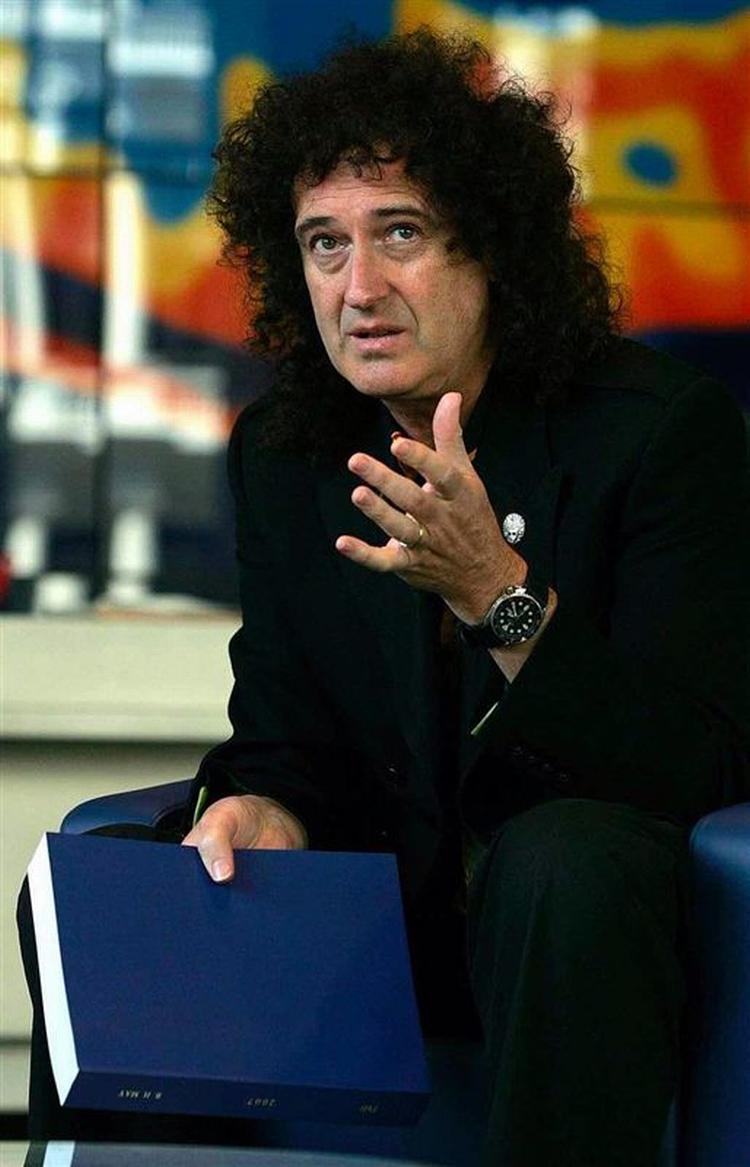 Queen-guitarist Brian May 3. august, da han indgav sin doktorafhandling i astrofysik. Han begyndte at skrive afhandlingen for 30 år siden. May droppede studierne i 1974, fordi han ville fokusere på bandet. 