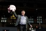 'Årets Laks 2007' - John Andersen bliver her hyldet på Rådhuspladsen. 