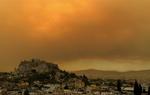 Akropolis-højen og Athen lå i nat indhyllet i røg, og det regnede med aske. 