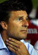 Michael Laudrup ser bekymret ud under kampen mod Sevilla. 