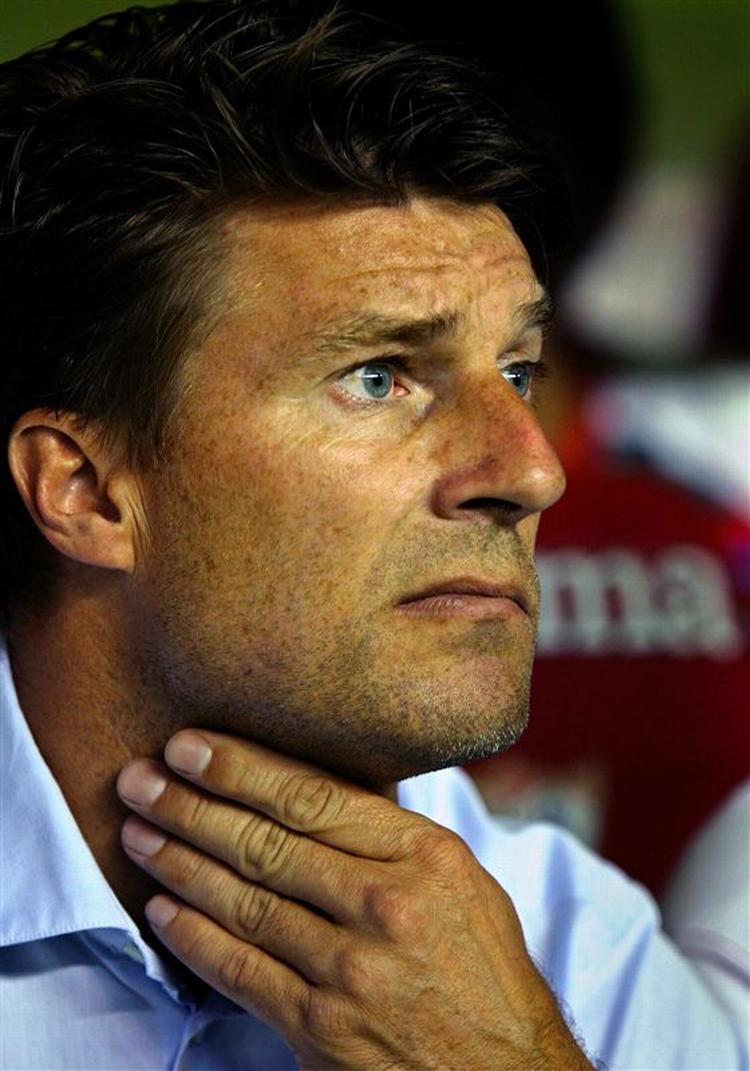 Michael Laudrup ser bekymret ud under kampen mod Sevilla. 