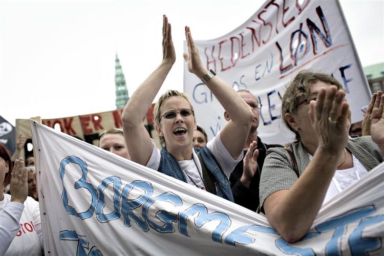 Social- og sundhedsassistenterne fra Holstebro og kolleger fra en række andre byer  samlet til demonstration på Christiansborg Slotsplads. 