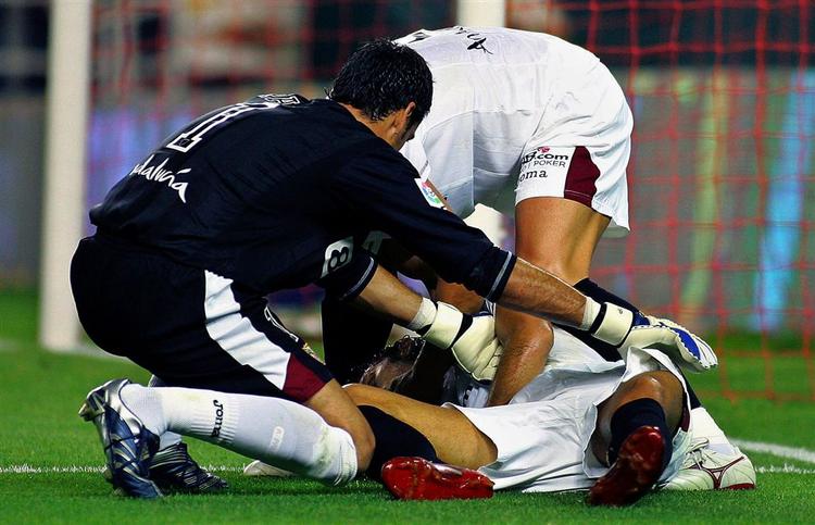Antonio Puerta fik hurtig hjælp, da han sank om i sit eget straffesparksfelt. 