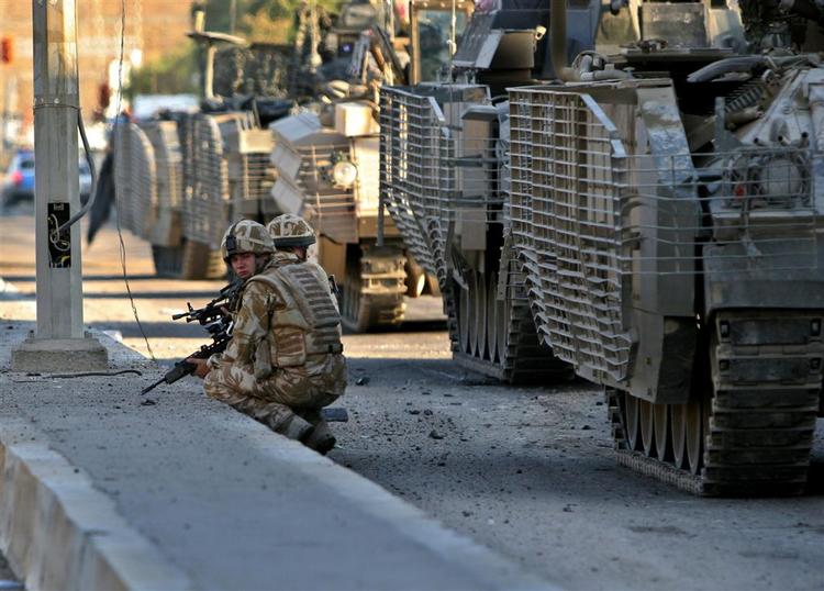 De britiske tropper er flyttet fra det centrale Basra til den internationale lufthavn. 