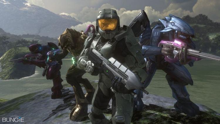 I 'Halo'-spillene er man den genetisk optimerede supersoldat Master Chief (midten), der i ægte science fiction-stil skal bruge et bredt arsenal af våben for at redde menneskeheden og galaksen mod to racer af rumvæsner. Ansigtet af Master Chief ser man aldrig, for det meste af spillet går med at se actionen fra hans øjne i førstepersons-perspektiv. 