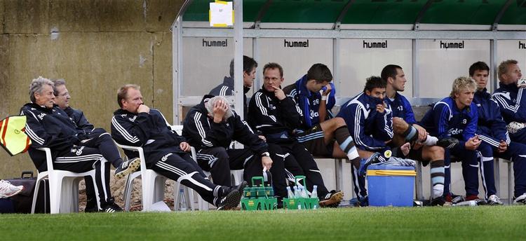 Brøndbys trænerbænk under kampen mod Horsens, der ophidsede en gruppe fans usædvanlig meget. Det er formand Per Bjerreggard nummer to fra venstre. 
