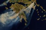 Brandene i Grækenland er så voldsomme, at de kan ses fra rummet. Billedet her blev frigivet af NASA lørdag. 